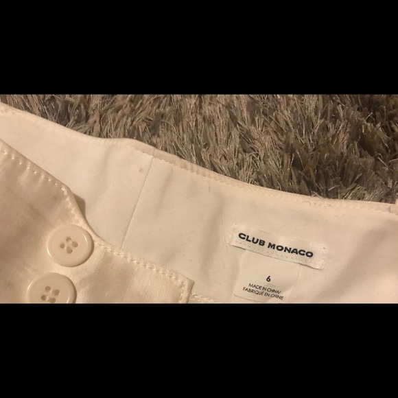 Semi-high waisted off white Club Monaco shorts - Picture 2 of 2